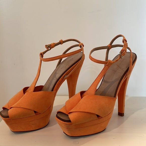 Zara Collection 1920’s Inspired Orange Heels - Picture 3 of 7